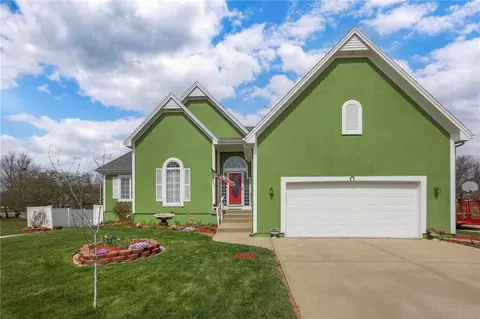 604 Oak Dr, Raymore, MO 64083