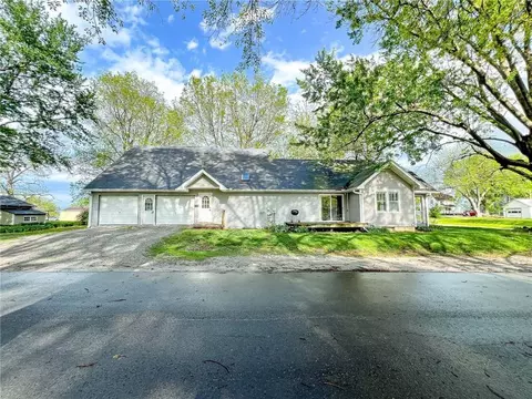 419 W 12th St, Maryville, MO 64468