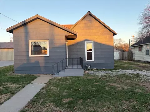 513 1st St, Osawatomie, KS 66064