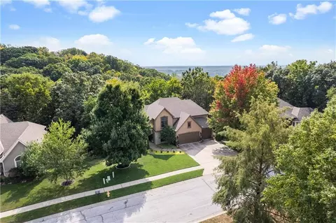 10514 River Hills Dr, Parkville, MO 64152