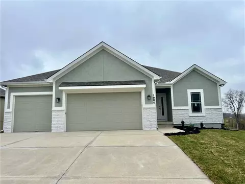 1921 Longview Dr, Liberty, MO 64068
