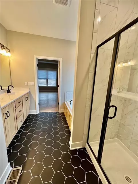 Bath - 1925 Longview Dr, Liberty, MO 64068 photo 3 of 7