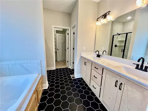 Bath - 1925 Longview Dr, Liberty, MO 64068 photo 1 of 7