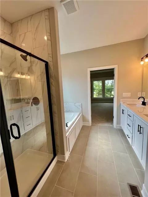 Bath - 1925 Longview Dr, Liberty, MO 64068 photo 6 of 7