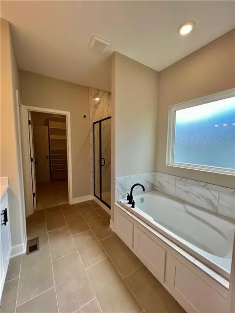 Bath - 1925 Longview Dr, Liberty, MO 64068 photo 4 of 7