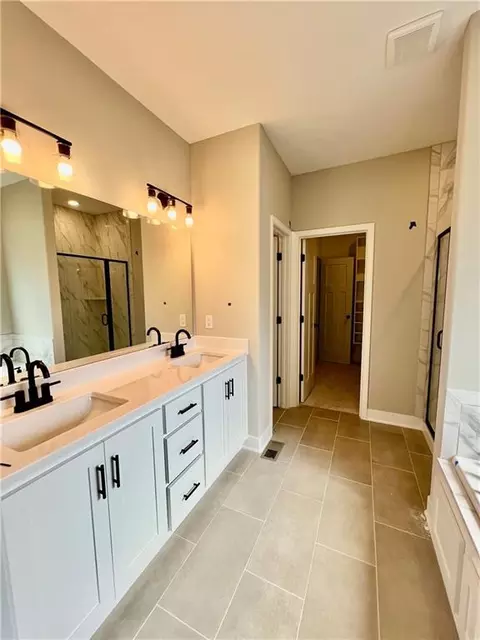 Bath - 1925 Longview Dr, Liberty, MO 64068 photo 2 of 7