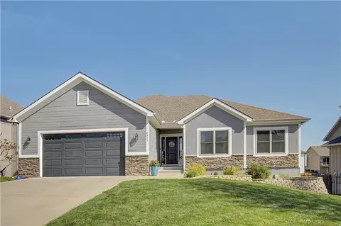 2315 NW Hedgewood Dr, Grain Valley, MO 64029