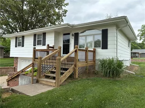 305 N 4th St, Gower, MO 64454