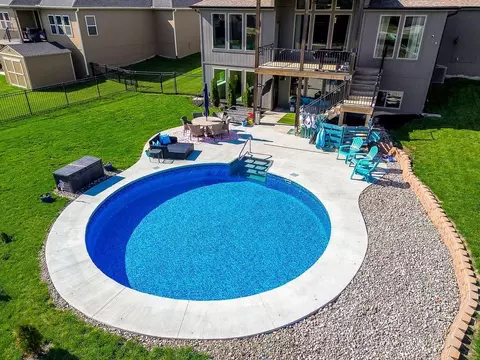807 W Solomon Dr, Lone Jack, MO 64086