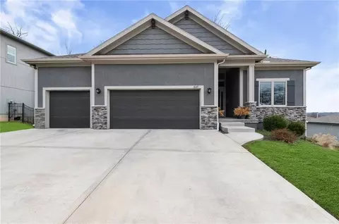 1605 NW 59th St, Kansas City, MO 64118