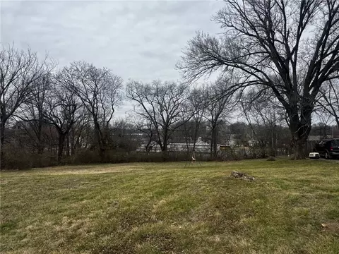 8 NE 70th Pl, Kansas City, MO 64118