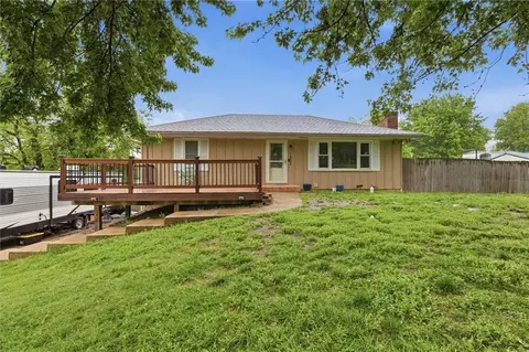 1922 N Redwood Dr, Independence, MO 64058