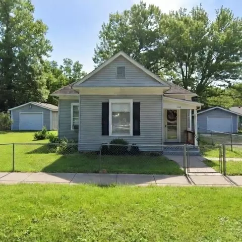 743 S Locust St, Ottawa, KS 66067