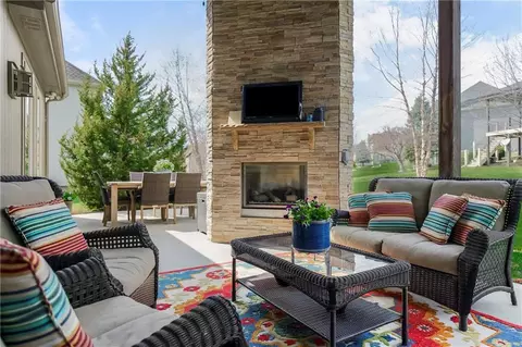 6110 NW 103rd St, Kansas City, MO 64154