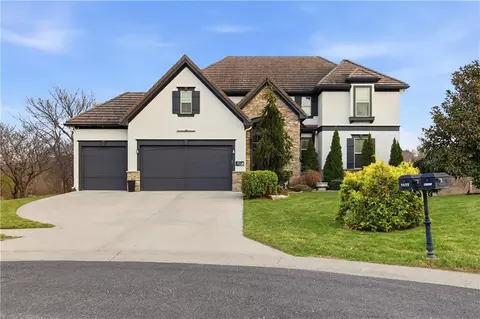 9014 Chestnut St, Lenexa, KS 66220