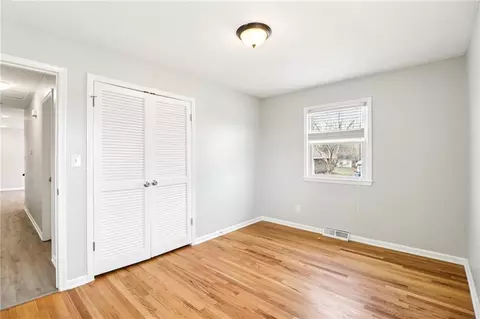Bedroom - 809 Mulberry St, Lees Summit, MO 64086 photo 4 of 10