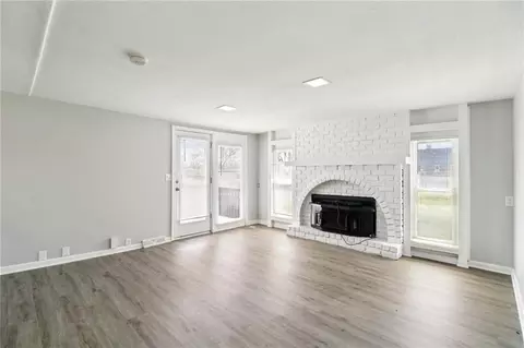 Living - 809 Mulberry St, Lees Summit, MO 64086 photo 5 of 13