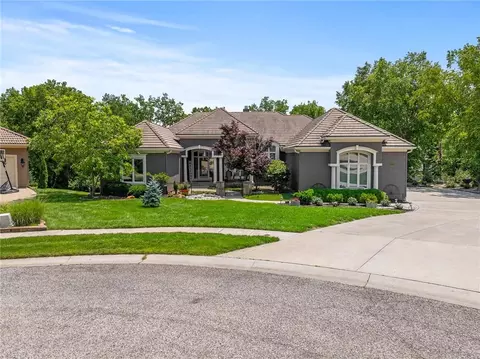 8709 Pine St, Lenexa, KS 66220