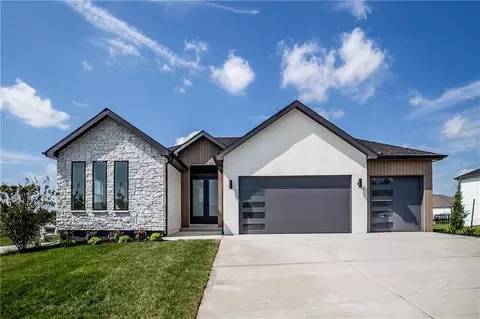 2604 NE Crestview St, Blue Springs, MO 64029