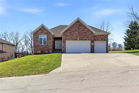 1637 SW Hedgewood Ln, Lees Summit, MO 64081