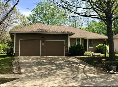 904 Joseph Dr, Lawrence, KS 66049