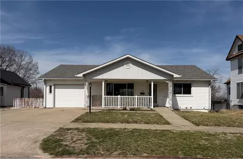 325 E 4th St, Maryville, MO 64468