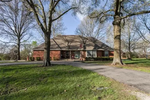 11 Skyline Dr, Adrian, MO 64720