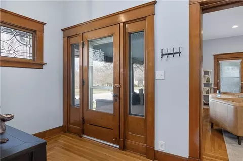 Entry Way - 200 E Berry St, Hamilton, MO 64644 photo 3 of 10