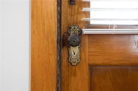 Entry Way - 200 E Berry St, Hamilton, MO 64644 photo 5 of 10