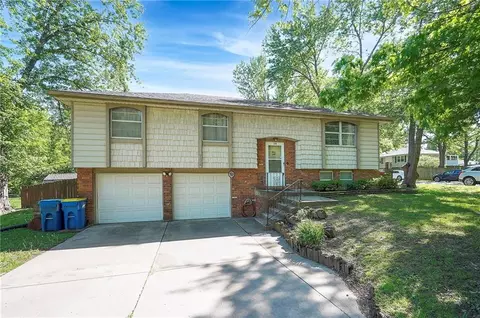 1116 Owen Dr, Liberty, MO 64068