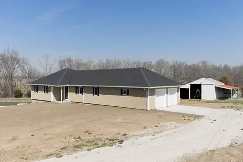 18846 182nd St, Tonganoxie, KS 66086