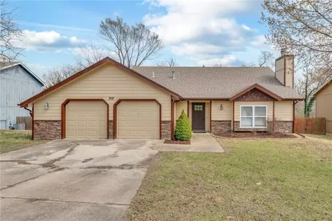 912 Chalk Hill Ct, Lawrence, KS 66049