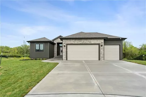 7810 NW Cadwallder St, Kansas City, MO 64152