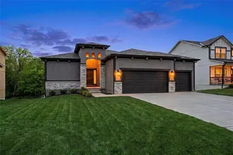 1024 Branchwood Ln, Raymore, MO 64083