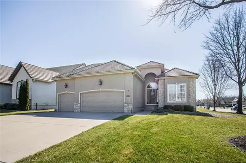 405 NW Greenview Dr, Lees Summit, MO 64064