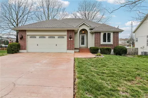 1012 Applewood St, Lees Summit, MO 64086