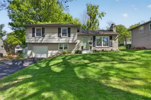 8806 W 72 Ter, Overland Park, KS 66204