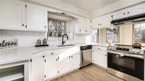 Kitchen - 16900 E 49th Ter, Independence, MO 64055 photo 2 of 4