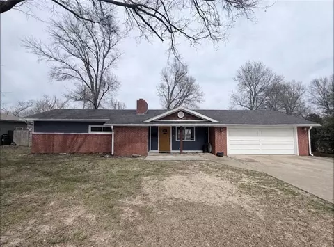 807 Lakeview Dr, Pittsburg, KS 66762