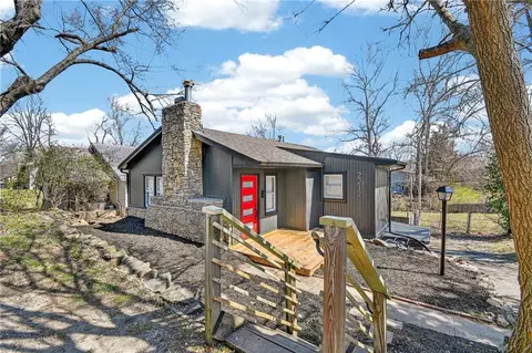 2217 S Cedar Ave, Independence, MO 64052