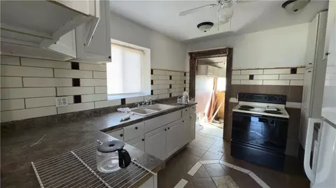 Entry Way - 9409 E Independence Ave, Independence, MO 64053 photo 1 of 3