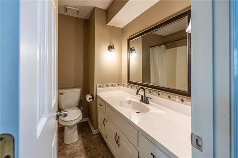 Bath - 1804 S Nicklaus Dr, Clinton, MO 64735 photo 1 of 2