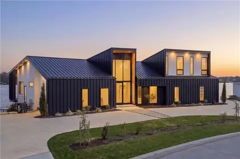 16 Seminole Cir, Lake Winnebago, MO 64034