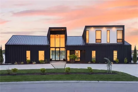 16 Seminole Cir, Lake Winnebago, MO 64034
