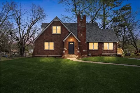 915 S Trail Ridge Dr, Independence, MO 64050