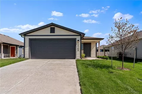 426 Rock Creek Dr, Tonganoxie, KS 66086