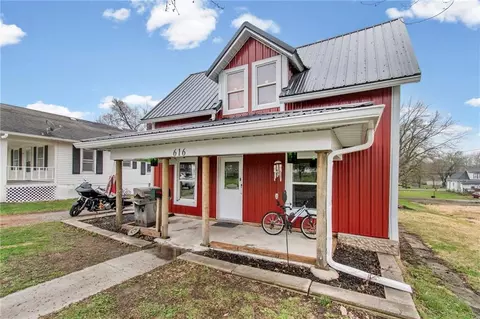 616 E 3rd St, Cameron, MO 64429