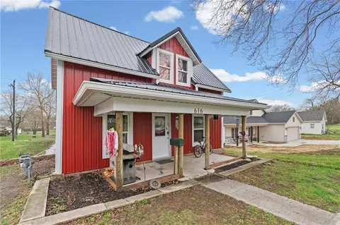 Exterior - 616 E 3rd St, Cameron, MO 64429 photo 3 of 6