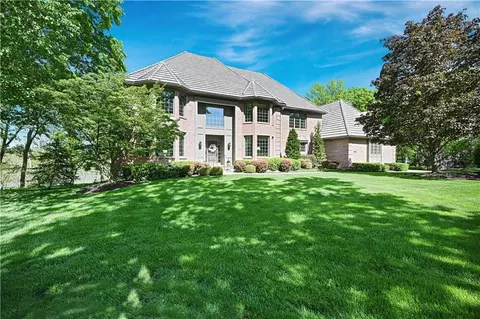 60 W Dundee Ct, Loch Lloyd, MO 64012