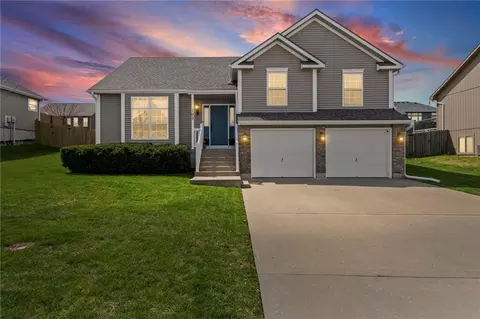 702 NW Eagle Dr, Grain Valley, MO 64029